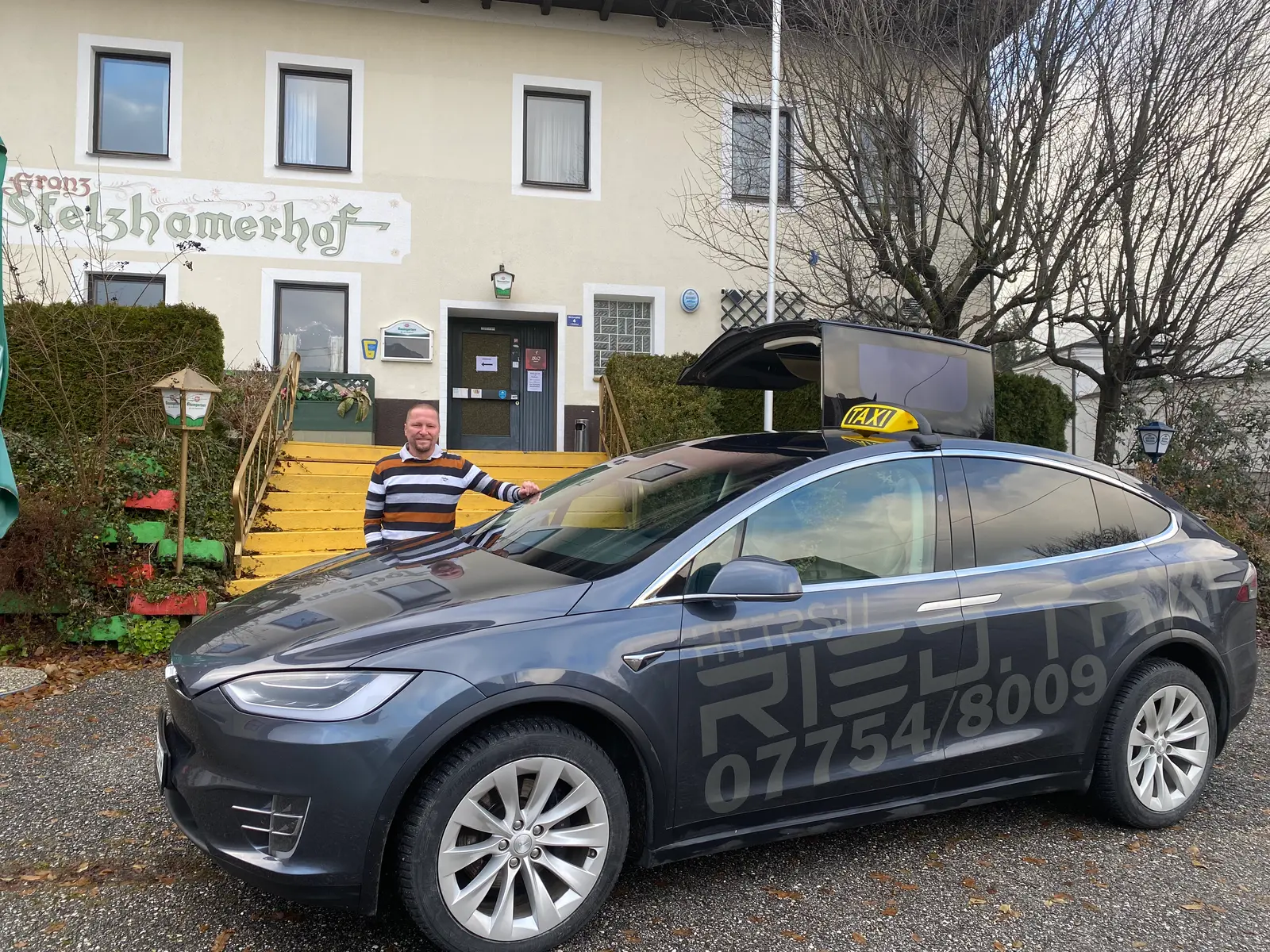 Der Franz Stelzhamerhof in Schildorn, davor das Taxi des Betriebs